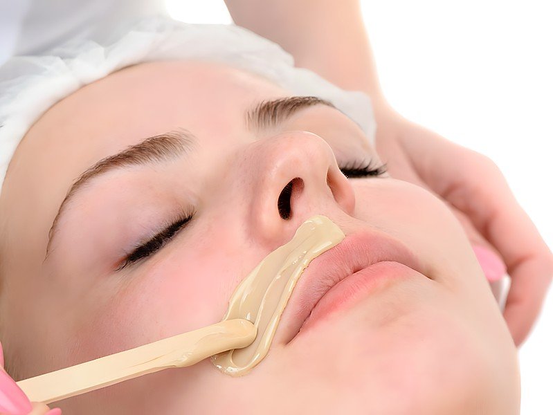 Depilación facial con cera en centro de estética