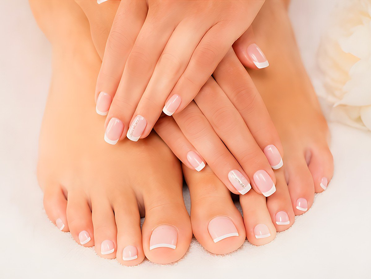 Manicura y pedicura francesa en centro de estética Tolosa
