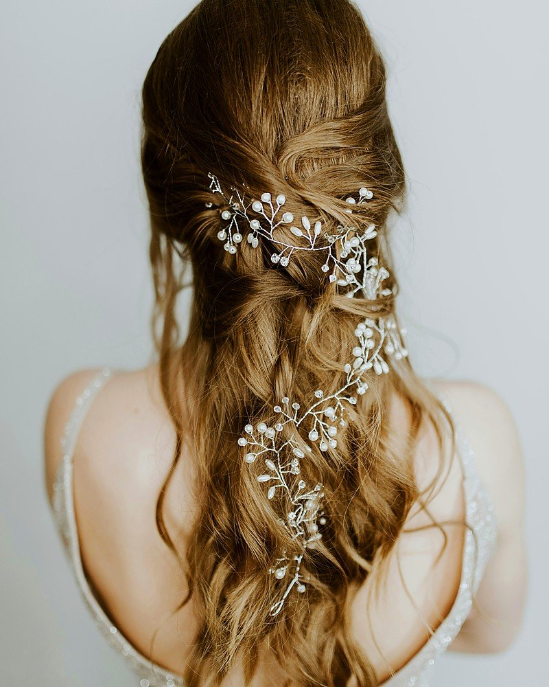 Recogido de novia con tocado de perlas